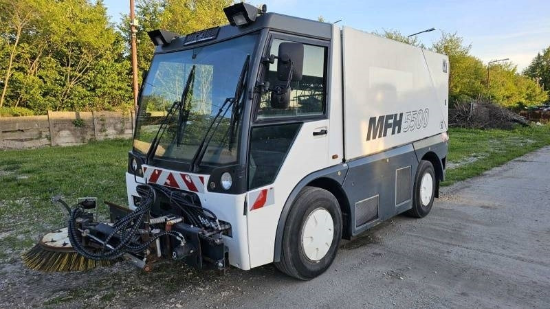 Mfh 5500 sweeper - with air conditionier - Barredora vial: foto 2 Mfh 5500 sweeper - with air conditionier - Barredora vial: foto 2