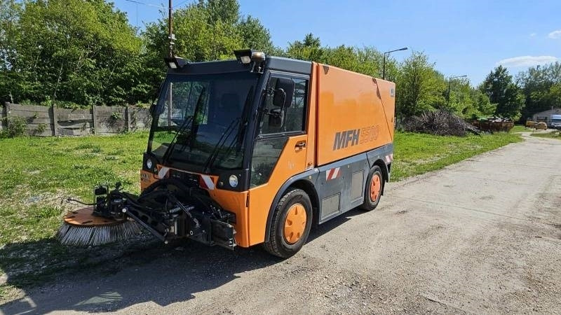 Mfh 5500 sweeper - with air conditionier - Barredora vial: foto 2 Mfh 5500 sweeper - with air conditionier - Barredora vial: foto 2