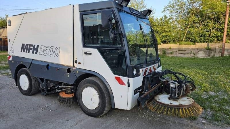 Mfh 5500 sweeper - with air conditionier - Barredora vial: foto 1 Mfh 5500 sweeper - with air conditionier - Barredora vial: foto 1