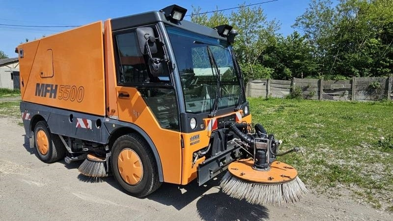 Mfh 5500 sweeper - with air conditionier - Barredora vial: foto 1 Mfh 5500 sweeper - with air conditionier - Barredora vial: foto 1