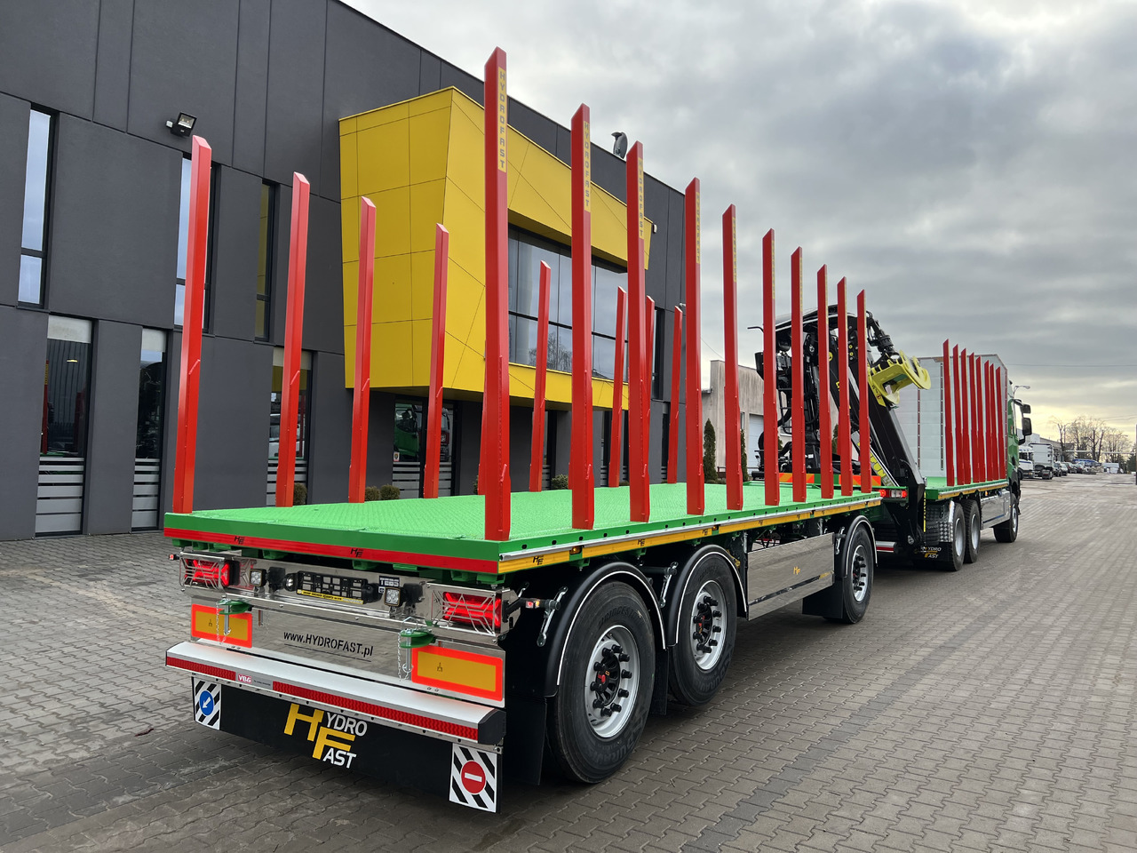 Hydrofast Przyczepa platforma 3 osiowa do przewozu drewna / 3-axle platform trailer for timber transport - Remolque plataforma/ Caja abierta: foto 2 Hydrofast Przyczepa platforma 3 osiowa do przewozu drewna / 3-axle platform trailer for timber transport - Remolque plataforma/ Caja abierta: foto 2