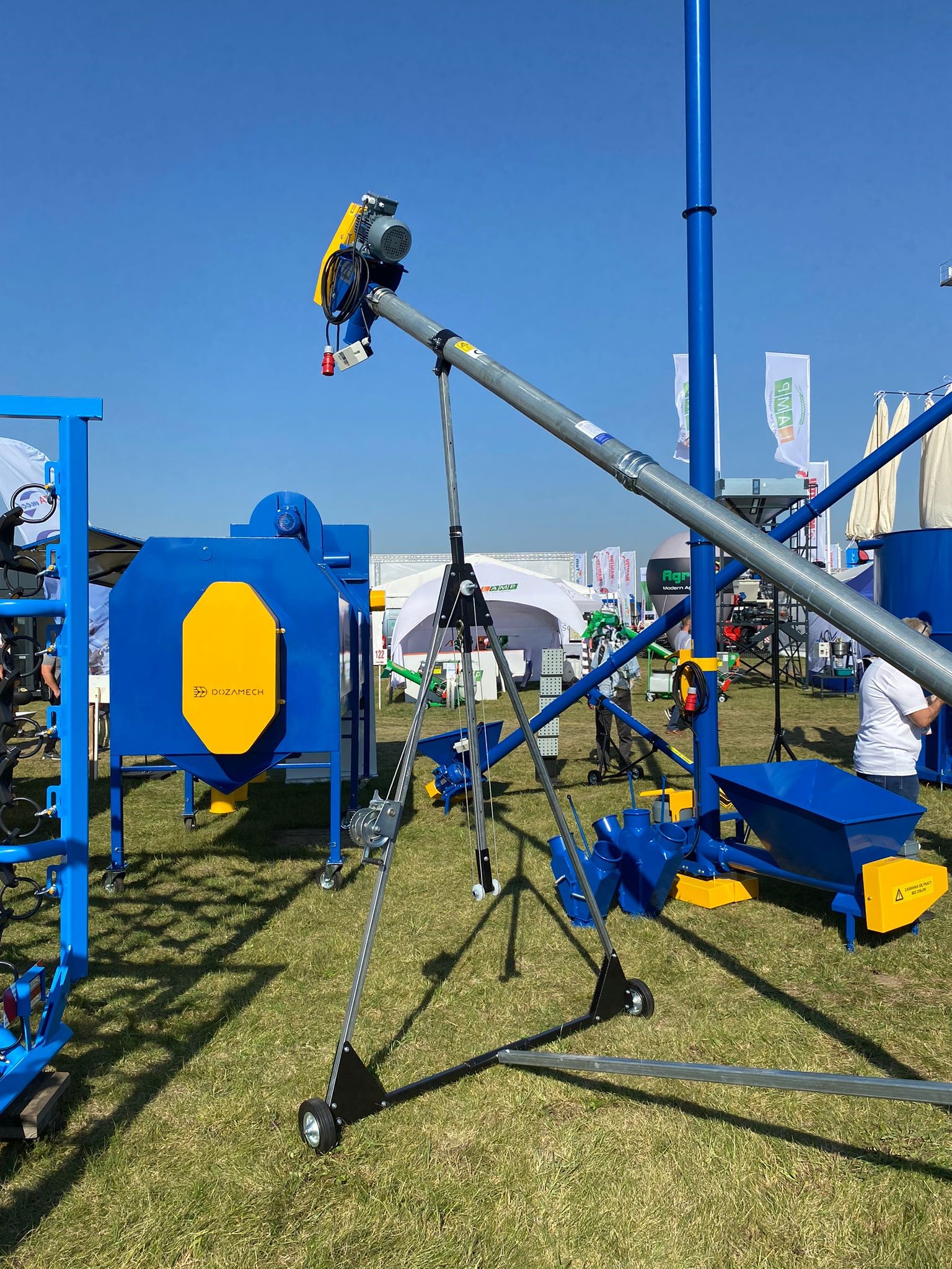 Dozamech Förderschnecke / Screw conveyor / Convoyeur a vis / Transportador de tornillo / Trasportatore a coclea / Шнековый конвейер / Przenośnik ślimakowy T-403 - Transportador: foto 1 Dozamech Förderschnecke / Screw conveyor / Convoyeur a vis / Transportador de tornillo / Trasportatore a coclea / Шнековый конвейер / Przenośnik ślimakowy T-403 - Transportador: foto 1