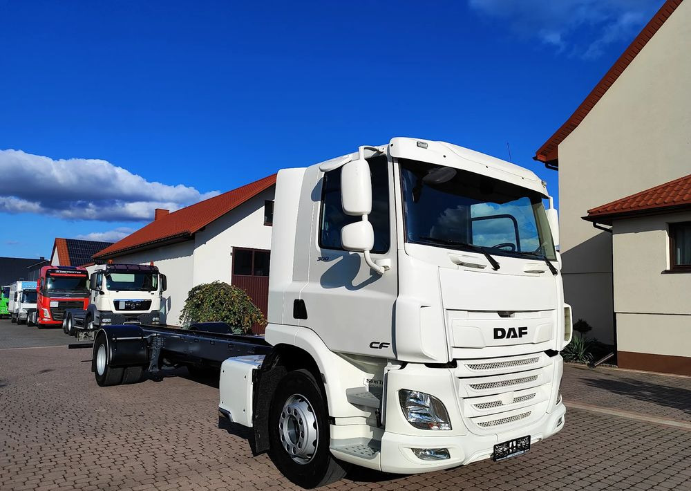 DAF CF 300 4X2 18T EURO 6 SILNIK 11L RAMA DO ZABUDOWY 176 TYS KM - Camión chasis: foto 3 DAF CF 300 4X2 18T EURO 6 SILNIK 11L RAMA DO ZABUDOWY 176 TYS KM - Camión chasis: foto 3