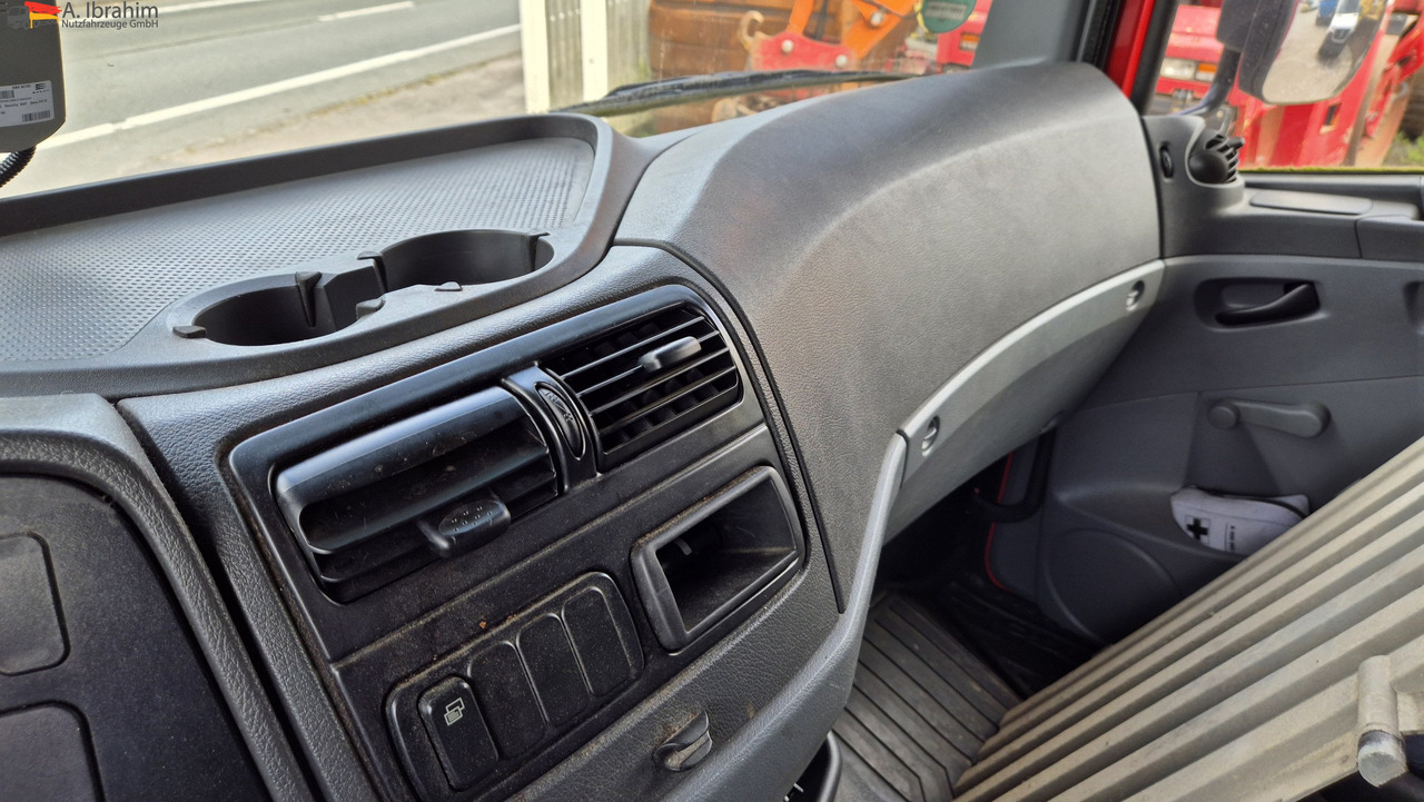 Mercedes-Benz 1222 Werkstattkoffer mit Regalsystem - Camión caja cerrada: foto 4 Mercedes-Benz 1222 Werkstattkoffer mit Regalsystem - Camión caja cerrada: foto 4