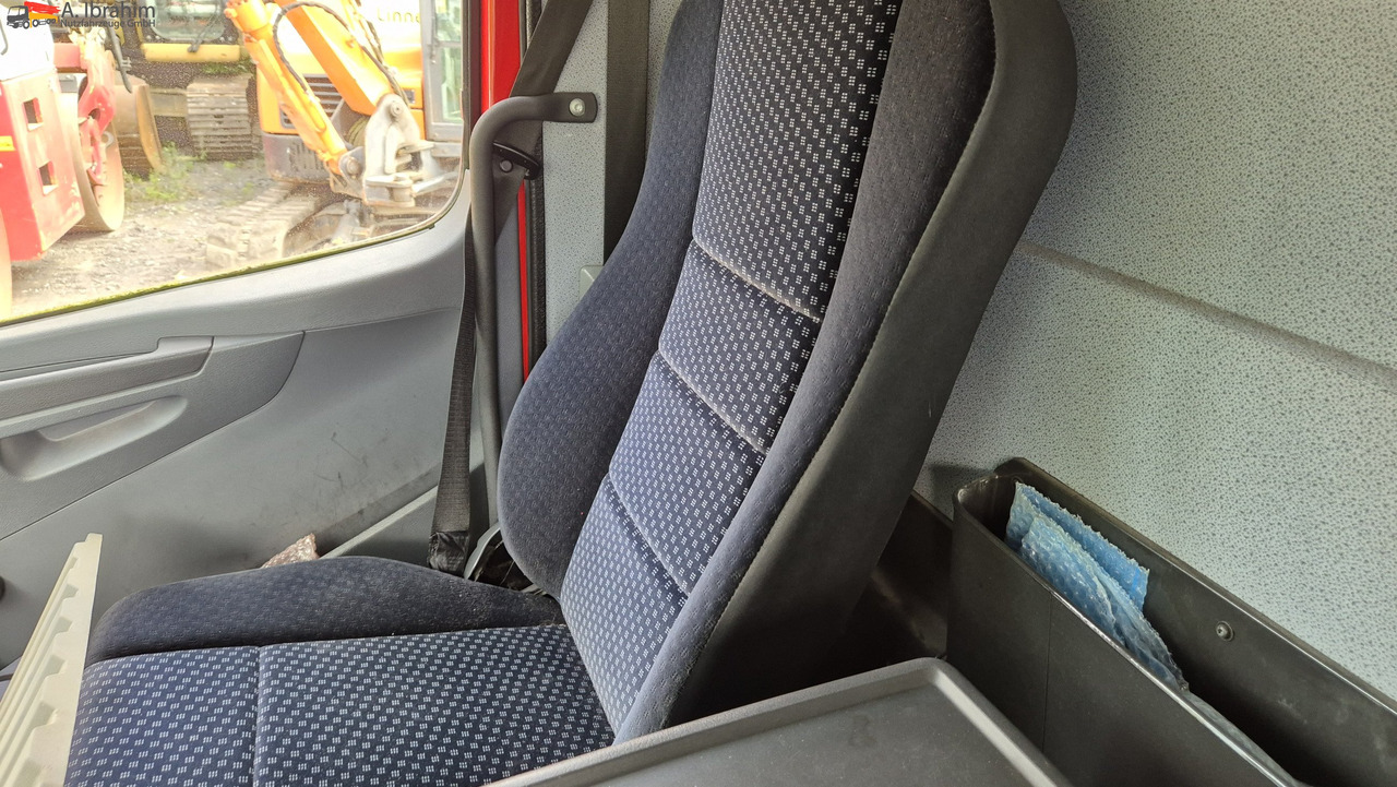Mercedes-Benz 1222 Werkstattkoffer mit Regalsystem - Camión caja cerrada: foto 5 Mercedes-Benz 1222 Werkstattkoffer mit Regalsystem - Camión caja cerrada: foto 5