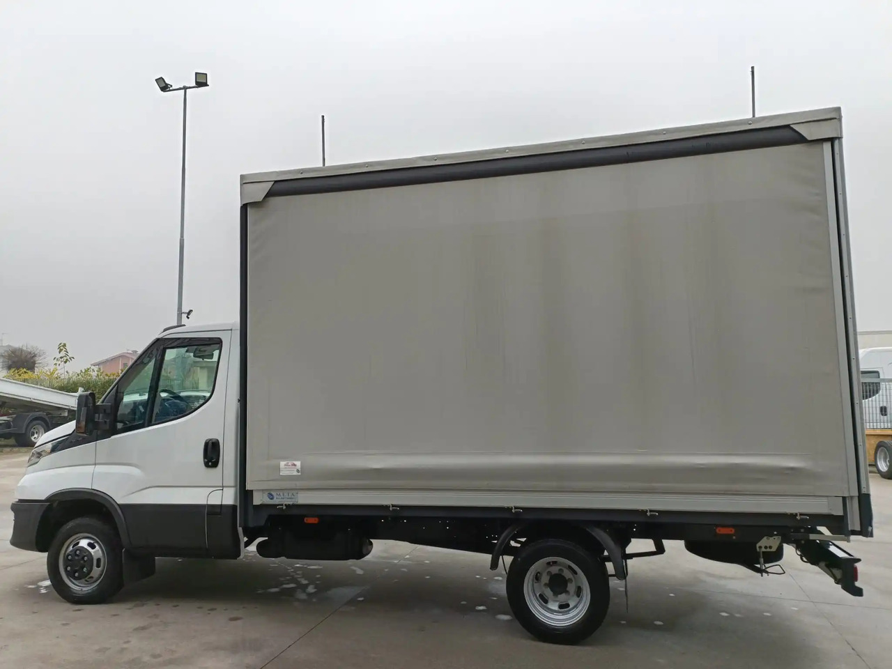 IVECO DAILY 35C16 3000 cc KM 0 - Furgoneta con lona: foto 3 IVECO DAILY 35C16 3000 cc KM 0 - Furgoneta con lona: foto 3