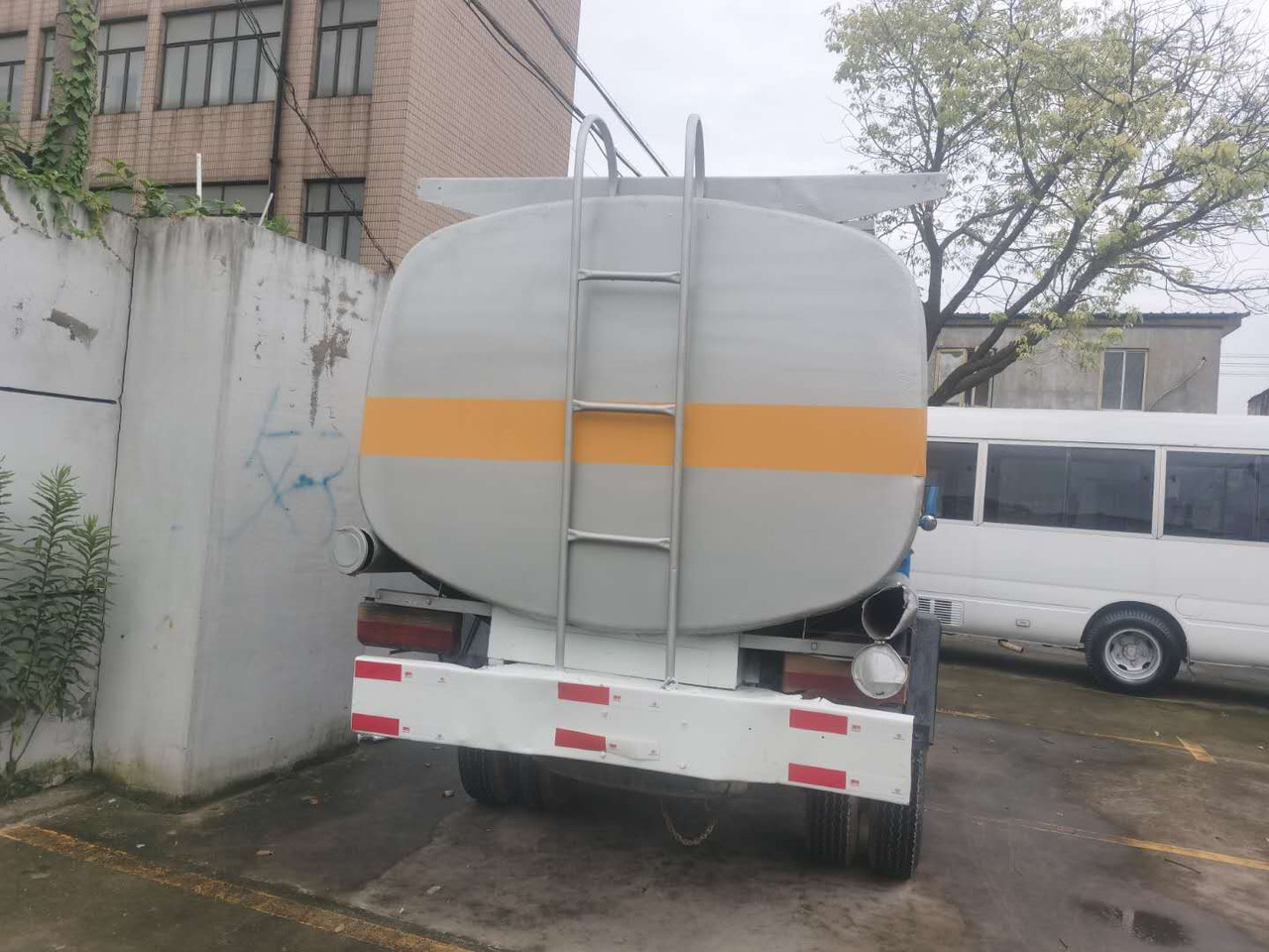 DONGFENG 6ton - Camión cisterna: foto 4 DONGFENG 6ton - Camión cisterna: foto 4