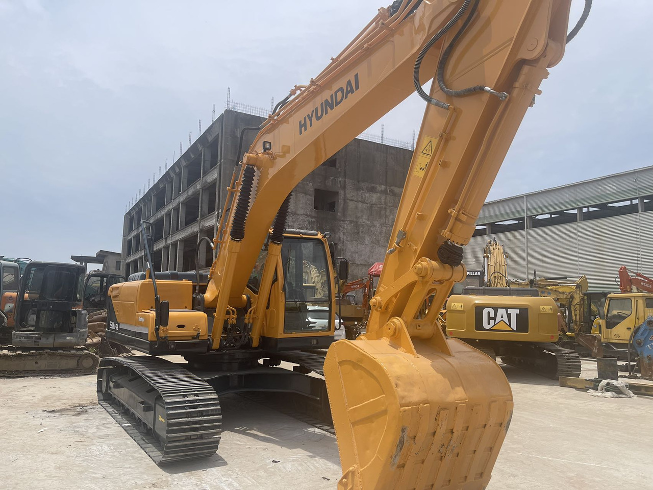 HYUNDAI 220LC-9S - Excavadora de cadenas: foto 4 HYUNDAI 220LC-9S - Excavadora de cadenas: foto 4