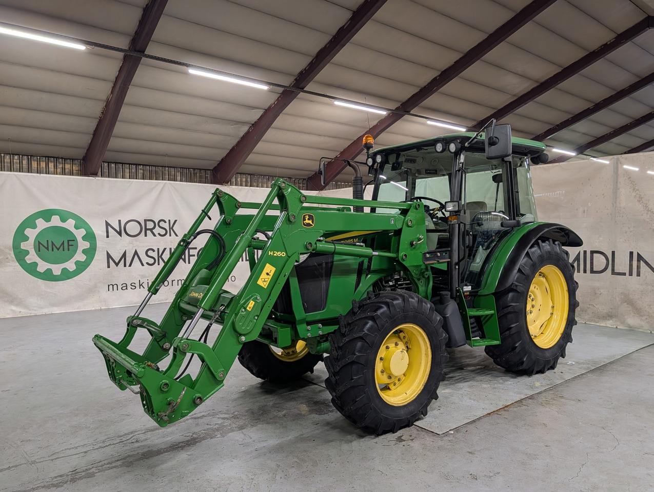 John Deere 5085M - Tractor: foto 1 John Deere 5085M - Tractor: foto 1