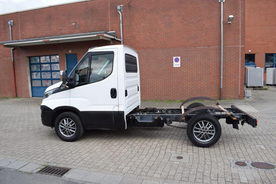 Iveco Daily 35 S21 3,0 Automatik Luftfederung Tempomat - Camión chasis, Furgoneta: foto 3 Iveco Daily 35 S21 3,0 Automatik Luftfederung Tempomat - Camión chasis, Furgoneta: foto 3
