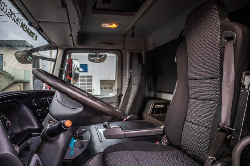 Foto del interior 1: Camión cisterna para transporte de alimentos Mercedes ACTROS 3241+MP3+ECOVRAC 6COMP