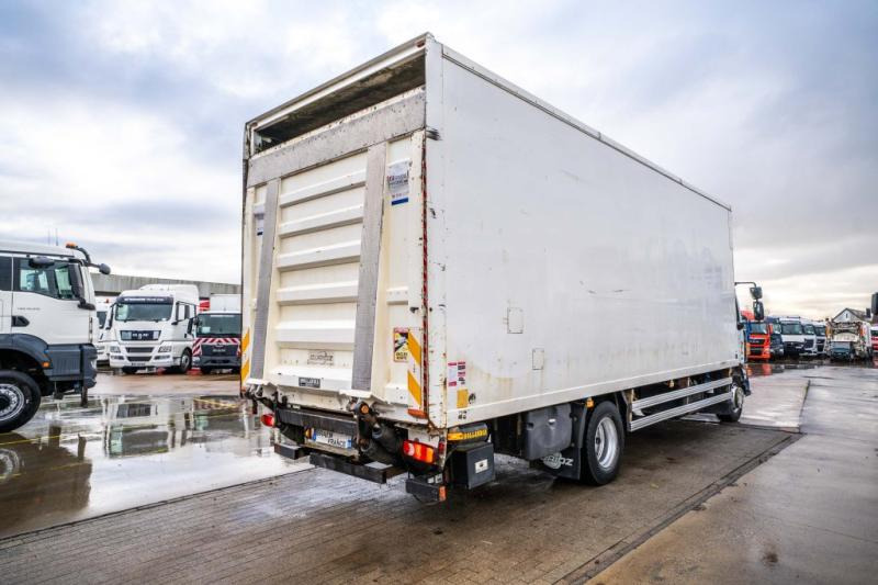 Renault MIDLUM 220 (16T)+ DHOLLANDIA 2T. - Camión caja cerrada: foto 4 Renault MIDLUM 220 (16T)+ DHOLLANDIA 2T. - Camión caja cerrada: foto 4