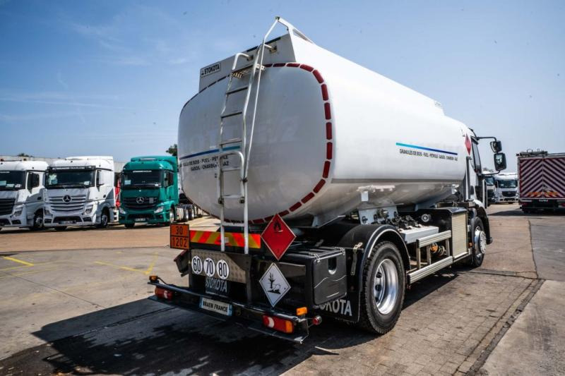Renault MIDLUM 270 DXI + STOKOTA 14000L /4 COMP - Camión cisterna: foto 4 Renault MIDLUM 270 DXI + STOKOTA 14000L /4 COMP - Camión cisterna: foto 4