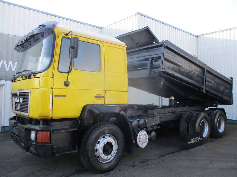 MAN 26.402 6x4 , ZF Manual , Retarder , 3 Way tipper , Spring suspension - Camión volquete: foto 1 MAN 26.402 6x4 , ZF Manual , Retarder , 3 Way tipper , Spring suspension - Camión volquete: foto 1
