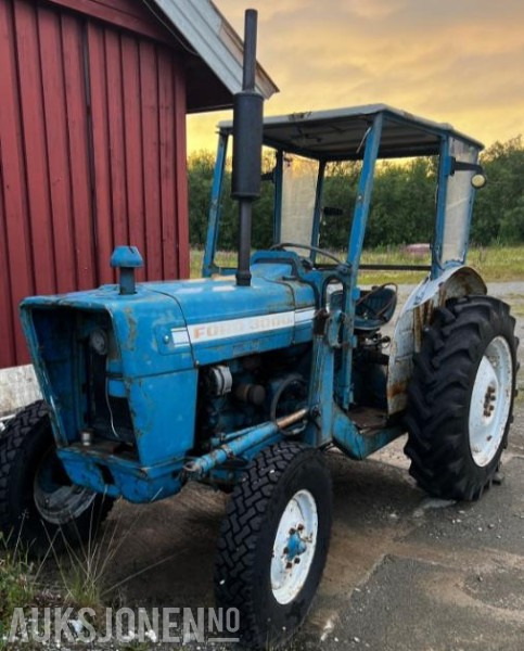 Tractor 1970 Ford 3000 med lasteapparat: foto 1