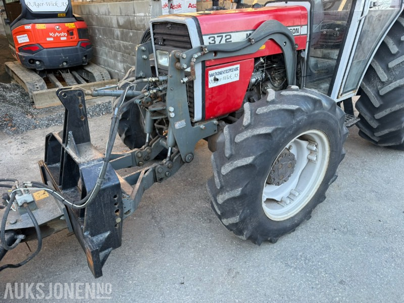 Tractor 1991 Massey Ferguson 372 4x4 FRONTHYDRAULIKK/SKJÆR: foto 10 Tractor 1991 Massey Ferguson 372 4x4 FRONTHYDRAULIKK/SKJÆR: foto 10