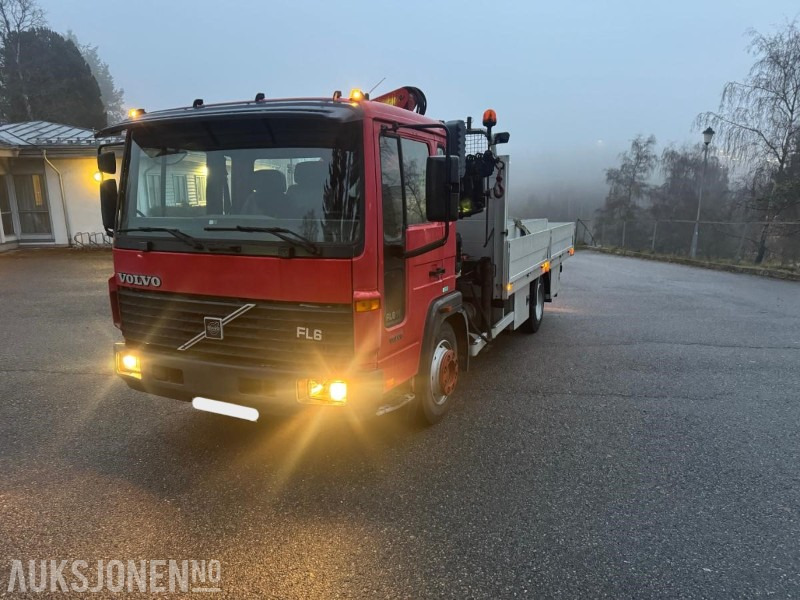 2000 Volvo FL611 med kran og plan KUN 98.766km EU OK TIL 09.12.2026 - Camión grúa: foto 2 2000 Volvo FL611 med kran og plan KUN 98.766km EU OK TIL 09.12.2026 - Camión grúa: foto 2