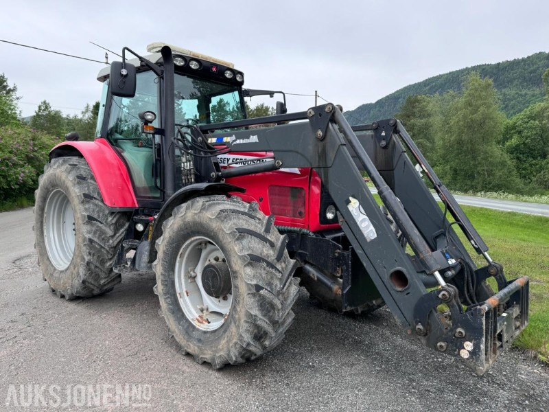 2004 Massey Ferguson 6480 Dynashift - Frontlaster med hydraulisk redskapslås - Fronthydraulikk - 40 km - Fjærende hytte - tredje funksjon - Tractor: foto 3 2004 Massey Ferguson 6480 Dynashift - Frontlaster med hydraulisk redskapslås - Fronthydraulikk - 40 km - Fjærende hytte - tredje funksjon - Tractor: foto 3