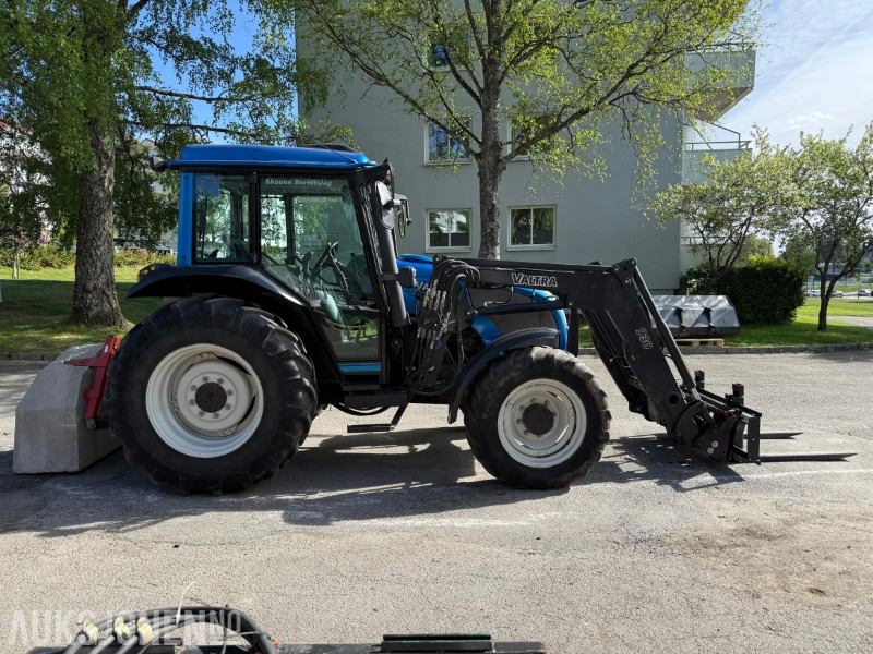 2005 Valtra A85 traktor med frontlaster, snøfres, snøskjær, gafler, skuffe, gruskasse og feieaggregat - Tractor: foto 4 2005 Valtra A85 traktor med frontlaster, snøfres, snøskjær, gafler, skuffe, gruskasse og feieaggregat - Tractor: foto 4