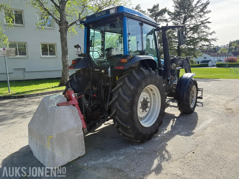 2005 Valtra A85 traktor med frontlaster, snøfres, snøskjær, gafler, skuffe, gruskasse og feieaggregat - Tractor: foto 5 2005 Valtra A85 traktor med frontlaster, snøfres, snøskjær, gafler, skuffe, gruskasse og feieaggregat - Tractor: foto 5