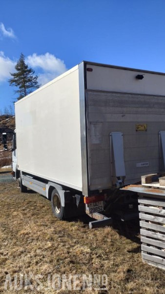 2006 Mercedes-Benz 818/33AT 7,5 skapbil ryggekamera s+v dekk kjetting - Camión caja cerrada: foto 5 2006 Mercedes-Benz 818/33AT 7,5 skapbil ryggekamera s+v dekk kjetting - Camión caja cerrada: foto 5