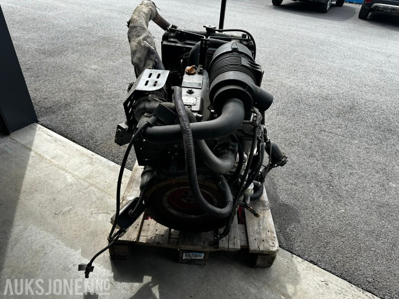 2010 Yanmar 4TNV84T-GGEH - Equipo de construcción: foto 3 2010 Yanmar 4TNV84T-GGEH - Equipo de construcción: foto 3