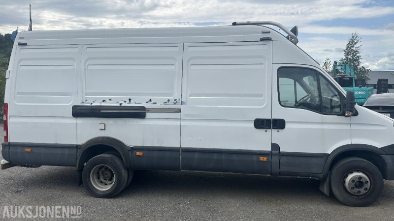 2013 IVECO DAILY 70C17 EEV 3,0 170 HK | DIESELVARMER | ARBEIDSLYS | HENGERFESTE 3500 KG - Furgón: foto 4 2013 IVECO DAILY 70C17 EEV 3,0 170 HK | DIESELVARMER | ARBEIDSLYS | HENGERFESTE 3500 KG - Furgón: foto 4