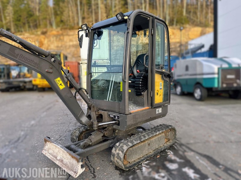 2017 VOLVO EC18D MINIGRAVER 1790 KG SMP GRAVESKUFFE 2358 TIMER - Miniexcavadora: foto 5 2017 VOLVO EC18D MINIGRAVER 1790 KG SMP GRAVESKUFFE 2358 TIMER - Miniexcavadora: foto 5