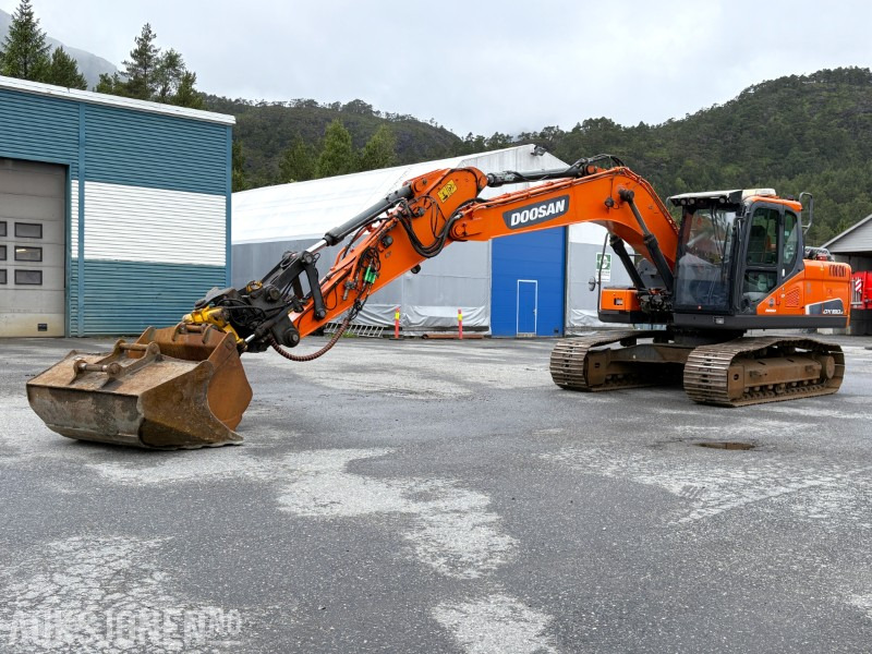 2018 Doosan DX180LC-5 - 6 381 timer - tiltrotator - 2 skuffer - sertifisert - Excavadora: foto 1 2018 Doosan DX180LC-5 - 6 381 timer - tiltrotator - 2 skuffer - sertifisert - Excavadora: foto 1