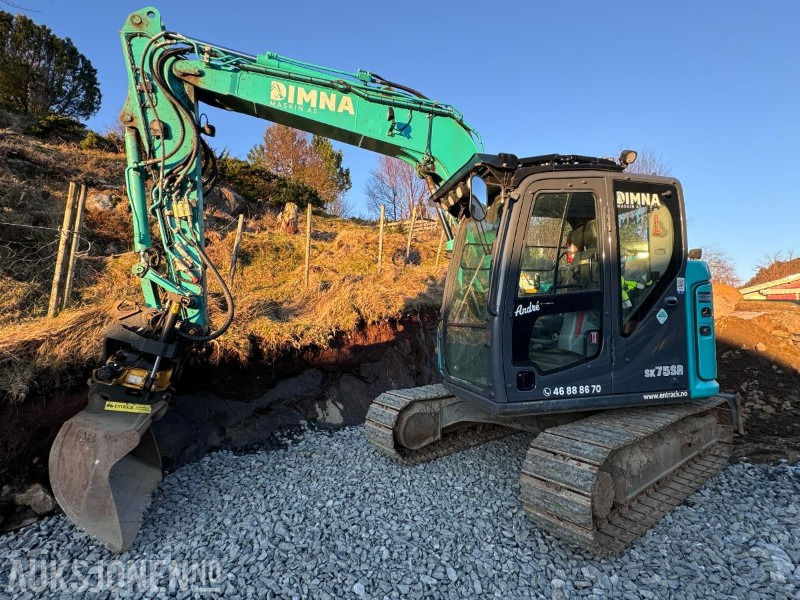 2021 Kobelco SK75SR-7 - 8 tonns Gravemaskin - Sentralsmøring - Engcon tiltrotator - Hammer - Pusskuffe - Gallerskufffe - Graveskuffe - Smalskuffe og Klype - Gått 2732 timer - Excavadora: foto 1 2021 Kobelco SK75SR-7 - 8 tonns Gravemaskin - Sentralsmøring - Engcon tiltrotator - Hammer - Pusskuffe - Gallerskufffe - Graveskuffe - Smalskuffe og Klype - Gått 2732 timer - Excavadora: foto 1