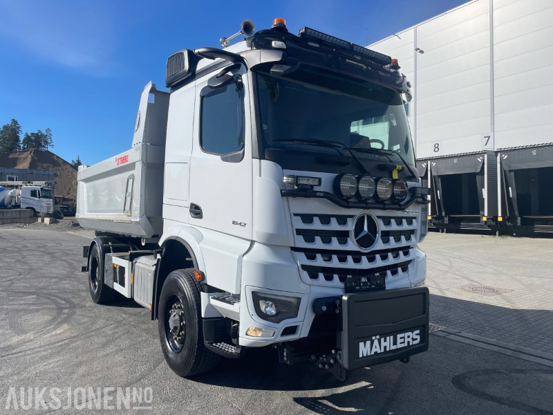 2024 Mercedes-Benz Arocs 1842 4x4 Kombibil m/brøyteopplegg – Kun 13 000 km - Som NY! - Camión volquete: foto 1 2024 Mercedes-Benz Arocs 1842 4x4 Kombibil m/brøyteopplegg – Kun 13 000 km - Som NY! - Camión volquete: foto 1