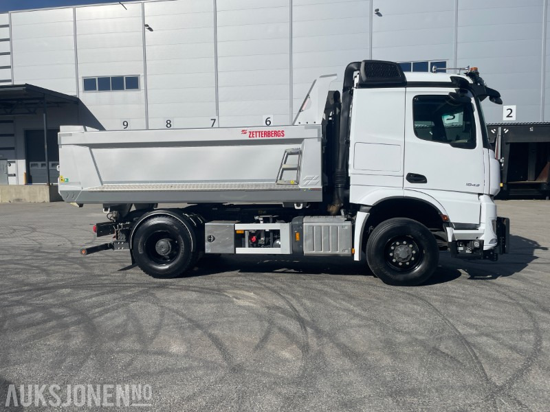 2024 Mercedes-Benz Arocs 1842 4x4 Kombibil m/brøyteopplegg – Kun 13 000 km - Som NY! - Camión volquete: foto 3 2024 Mercedes-Benz Arocs 1842 4x4 Kombibil m/brøyteopplegg – Kun 13 000 km - Som NY! - Camión volquete: foto 3