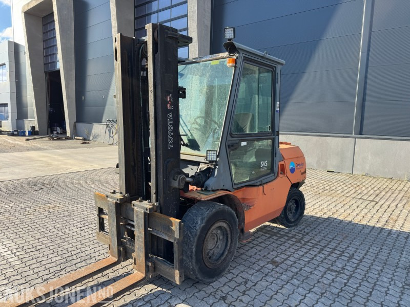 2004 Toyota 02-7FD45 gaffeltruck – 4,5 tonn, diesel, hytte - Equipo de manutención: foto 2 2004 Toyota 02-7FD45 gaffeltruck – 4,5 tonn, diesel, hytte - Equipo de manutención: foto 2