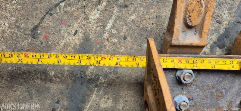 1 stk skuffe +1 stk klype + 2 belter.har stått på en 800 kg maskin. Boltdiameter er 25mm. - Implemento para Maquinaria de construcción: foto 3 1 stk skuffe +1 stk klype + 2 belter.har stått på en 800 kg maskin. Boltdiameter er 25mm. - Implemento para Maquinaria de construcción: foto 3