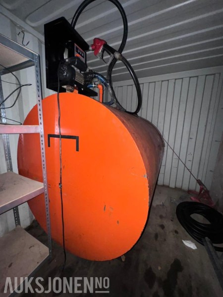 3000 Liters Dieseltank i stål med telleverk og fyllepistol - Implemento para Maquinaria de construcción: foto 4 3000 Liters Dieseltank i stål med telleverk og fyllepistol - Implemento para Maquinaria de construcción: foto 4