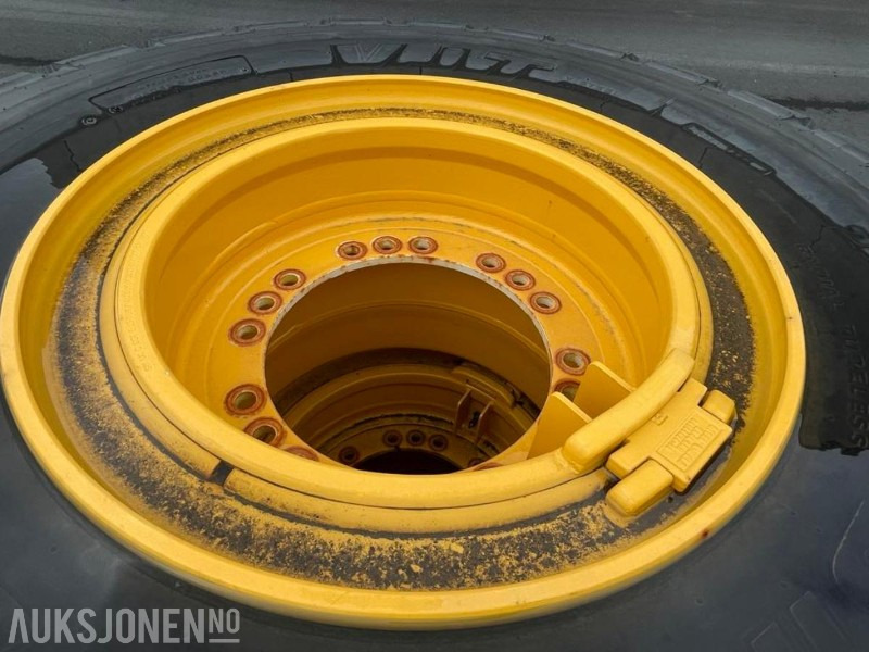 4 stk. NYE Bridgestone VJT 23,5/R 25 dekk - VOLVO L 110/120. Med felg! - Implemento para Maquinaria de construcción: foto 2 4 stk. NYE Bridgestone VJT 23,5/R 25 dekk - VOLVO L 110/120. Med felg! - Implemento para Maquinaria de construcción: foto 2