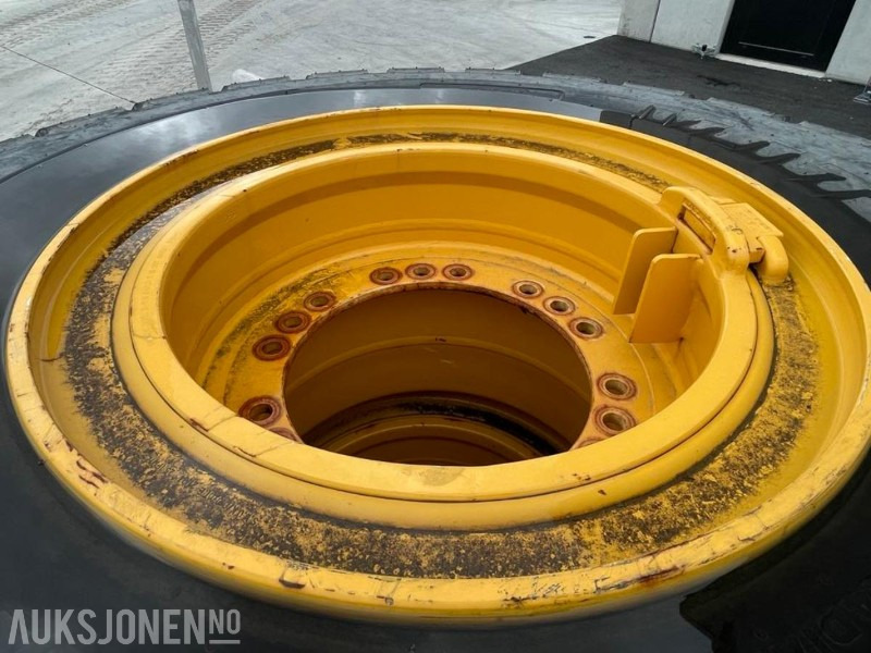 4 stk. NYE Bridgestone VJT 23,5/R 25 dekk - VOLVO L 110/120. Med felg! - Implemento para Maquinaria de construcción: foto 4 4 stk. NYE Bridgestone VJT 23,5/R 25 dekk - VOLVO L 110/120. Med felg! - Implemento para Maquinaria de construcción: foto 4