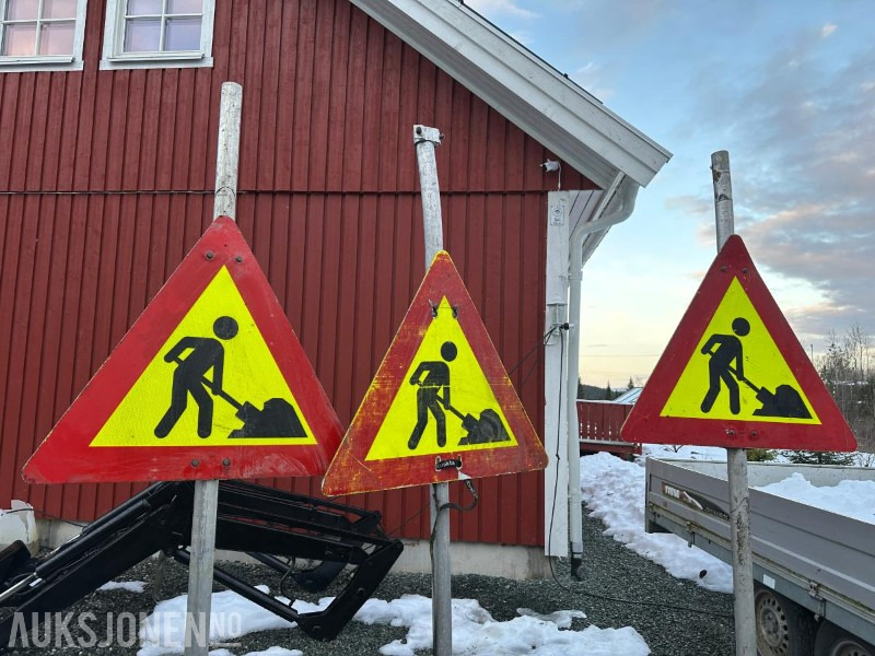 Diverse skilt – selges samlet - Implemento para Maquinaria de construcción: foto 4 Diverse skilt – selges samlet - Implemento para Maquinaria de construcción: foto 4