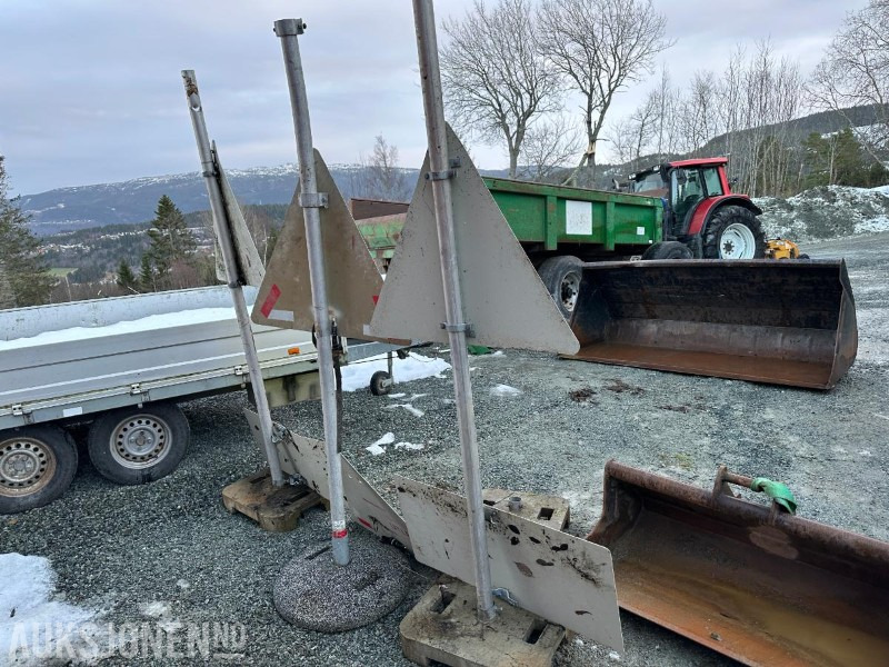 Diverse skilt – selges samlet - Implemento para Maquinaria de construcción: foto 2 Diverse skilt – selges samlet - Implemento para Maquinaria de construcción: foto 2