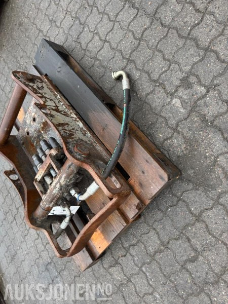 S70 feste med OilQuick - Implemento para Maquinaria de construcción: foto 1 S70 feste med OilQuick - Implemento para Maquinaria de construcción: foto 1