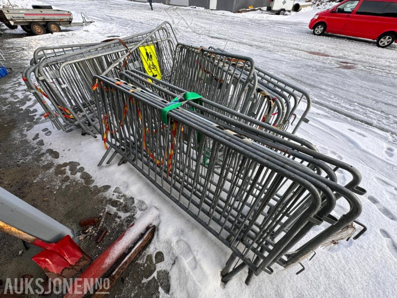 Stor pakke med sperregjerder - brukt - ca 35 stk - Implemento para Maquinaria de construcción: foto 1 Stor pakke med sperregjerder - brukt - ca 35 stk - Implemento para Maquinaria de construcción: foto 1