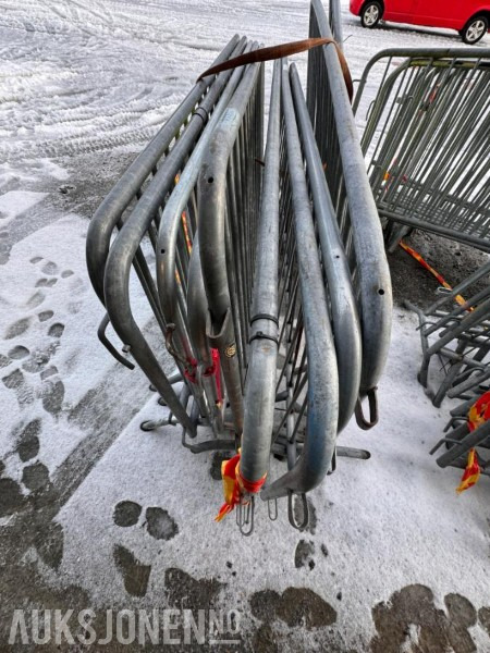 Stor pakke med sperregjerder - brukt - ca 35 stk - Implemento para Maquinaria de construcción: foto 4 Stor pakke med sperregjerder - brukt - ca 35 stk - Implemento para Maquinaria de construcción: foto 4