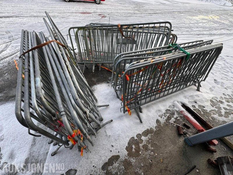 Stor pakke med sperregjerder - brukt - ca 35 stk - Implemento para Maquinaria de construcción: foto 2 Stor pakke med sperregjerder - brukt - ca 35 stk - Implemento para Maquinaria de construcción: foto 2