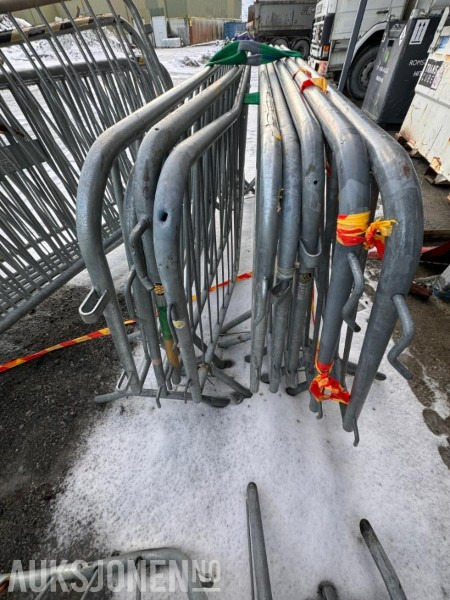 Stor pakke med sperregjerder - brukt - ca 35 stk - Implemento para Maquinaria de construcción: foto 3 Stor pakke med sperregjerder - brukt - ca 35 stk - Implemento para Maquinaria de construcción: foto 3