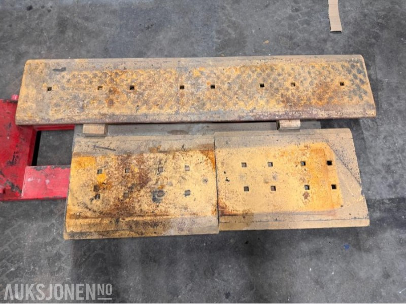 Volvo L110 - Slitestål til skuffe som har stått på Hjullaster - Implemento para Maquinaria de construcción: foto 1 Volvo L110 - Slitestål til skuffe som har stått på Hjullaster - Implemento para Maquinaria de construcción: foto 1
