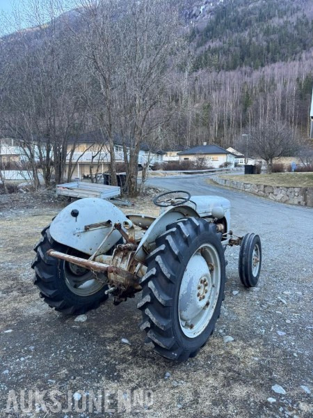 Massey Ferguson TE20 - Tractor: foto 5 Massey Ferguson TE20 - Tractor: foto 5