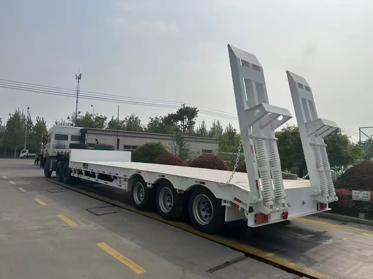 ZHICHENG Semi Flat Bed Low Bed Lowboy bed truck in New or Used Condition and various Size for Sale - Semirremolque góndola rebajadas: foto 1 ZHICHENG Semi Flat Bed Low Bed Lowboy bed truck in New or Used Condition and various Size for Sale - Semirremolque góndola rebajadas: foto 1