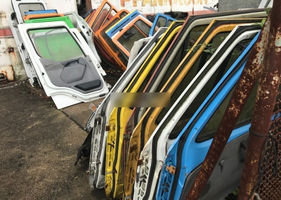 - Puerta y piezas para Camión: foto 2 - Puerta y piezas para Camión: foto 2