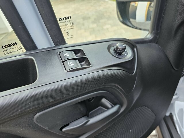 IVECO Daily 35S18HA8V DOKA Hi-Matic 12m³ 2xSchiebetür - Furgón, Furgoneta combi: foto 2 IVECO Daily 35S18HA8V DOKA Hi-Matic 12m³ 2xSchiebetür - Furgón, Furgoneta combi: foto 2