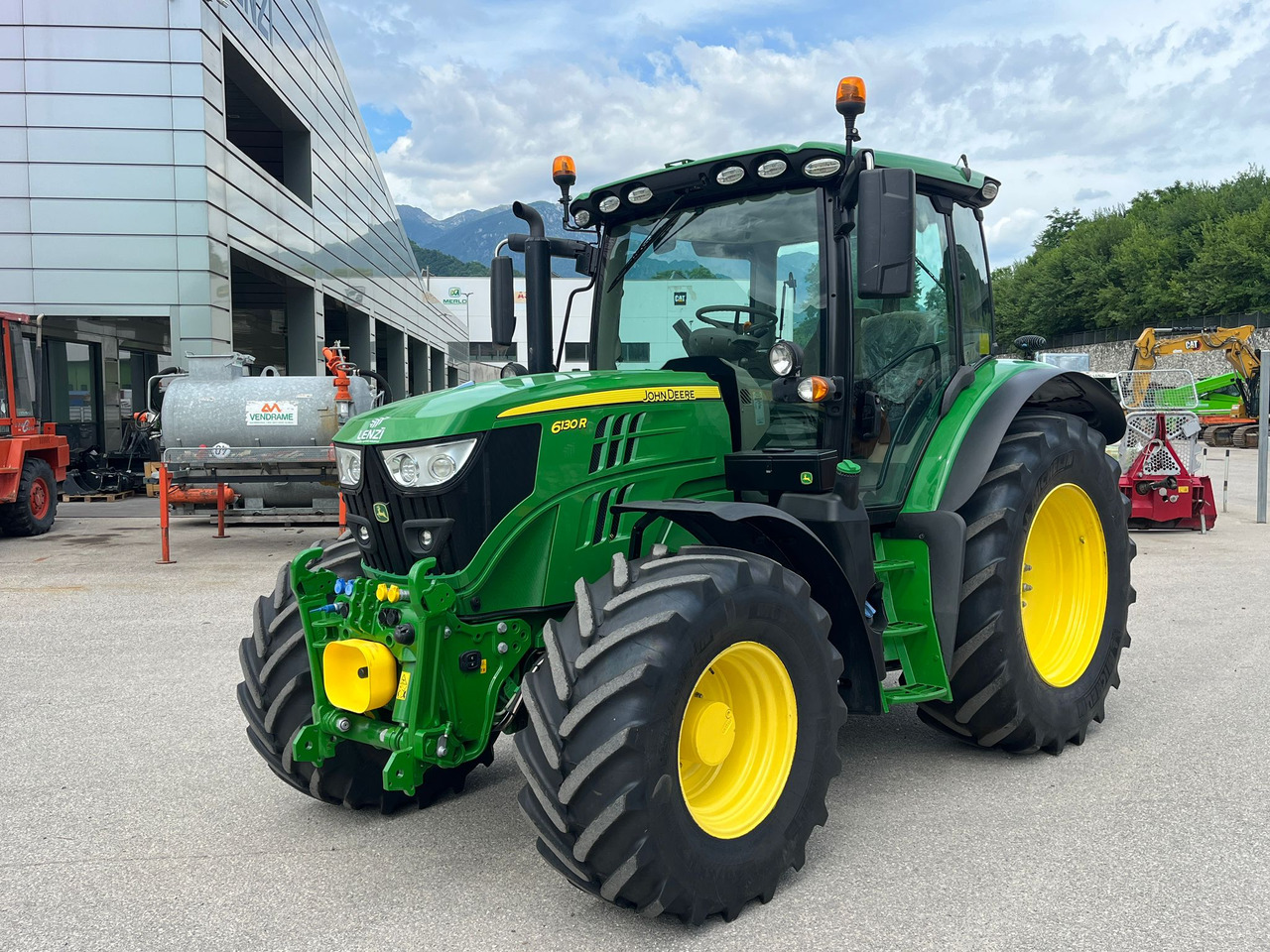 JOHN DEERE 6130 - Tractor: foto 2 JOHN DEERE 6130 - Tractor: foto 2